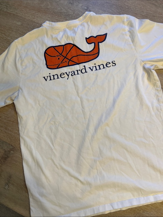 Vineyard Vines Other - Vineyard Vines basketball whale tee boys XL GUC